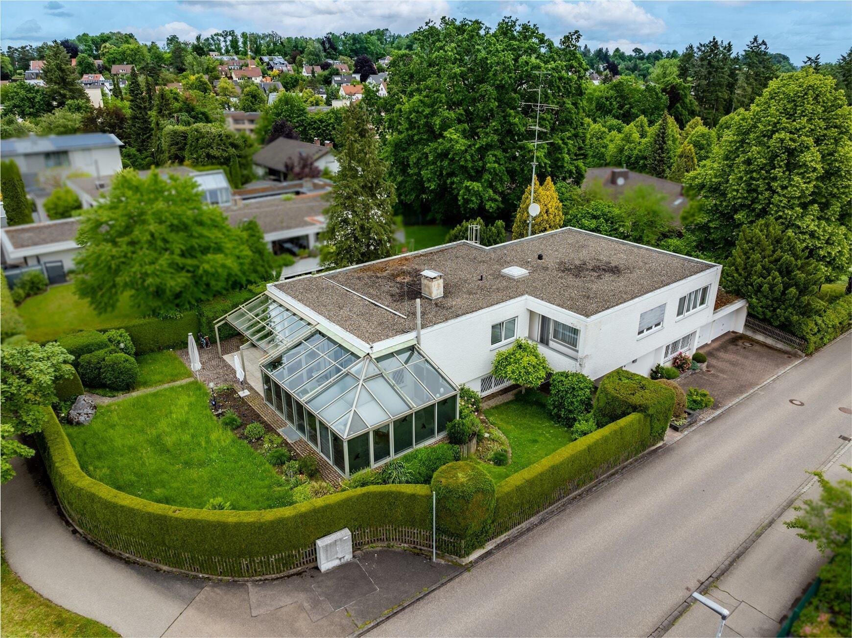 Einfamilienhaus zum Kauf 980.000 € 10 Zimmer 351,7 m²<br/>Wohnfläche 910 m²<br/>Grundstück ab sofort<br/>Verfügbarkeit Kernstadt Biberach 88400