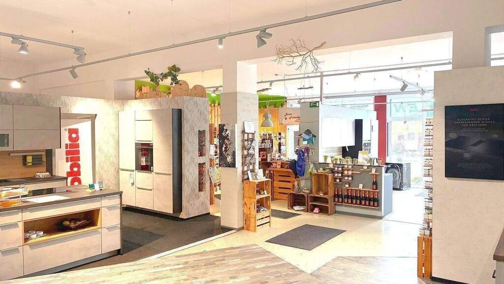 Vielseitige Immobilie - nutzbar für Gewerbe / Büro / Praxis - Ausstellung mit Wohnung in zentraler Lage