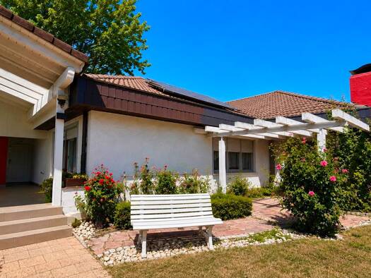 Bungalow zum Kauf 659.000 € 8 Zimmer 211 m² 1.197 m² Grundstück frei ab sofort Erzingen Klettgau 79771
