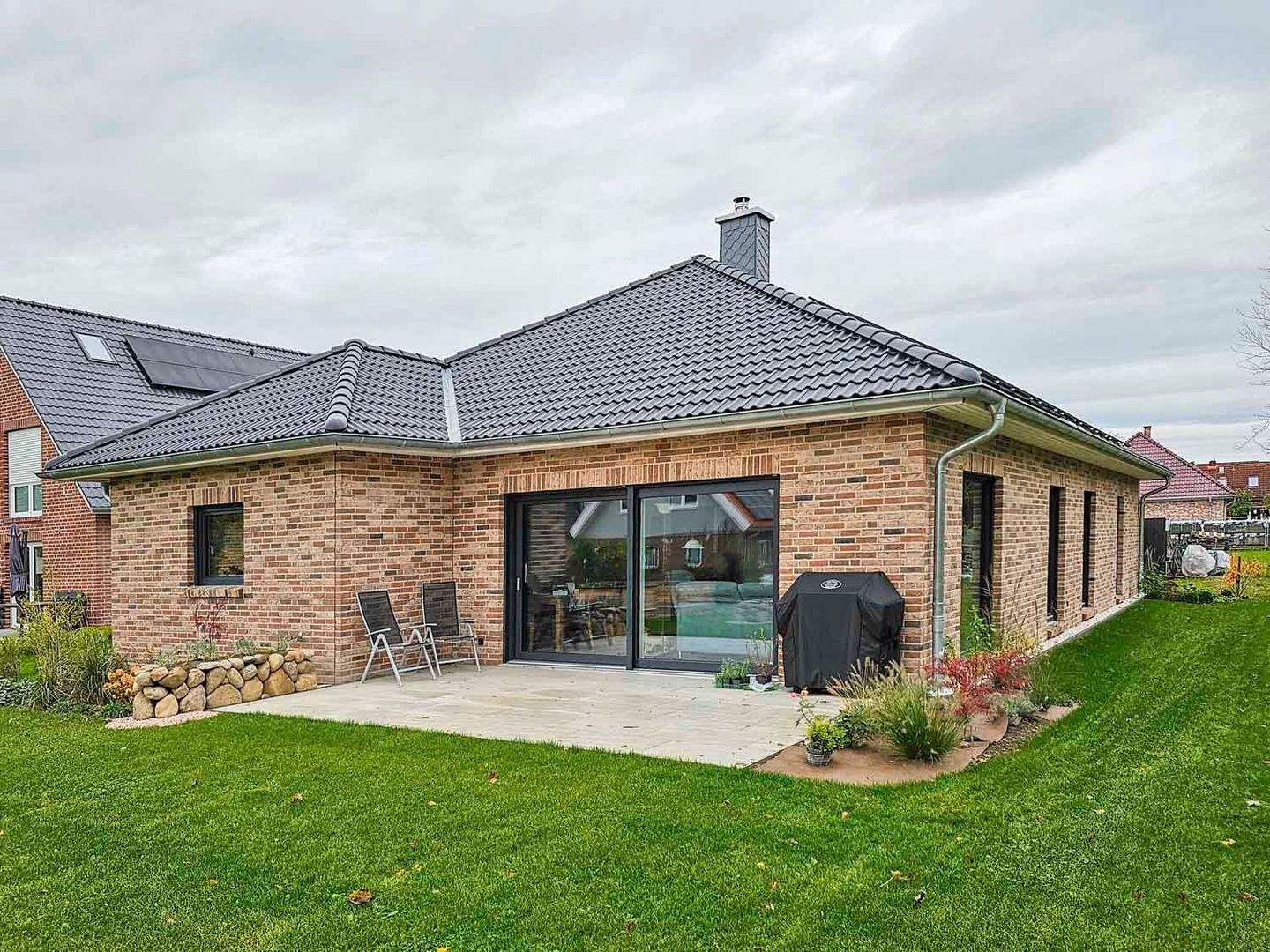 Immobilie in Hartenholm - Komfort auf einer Ebene - 3-Zimmer-Winkelbungalow Niedrigenergiehaus EH 40 mit Wärmepumpe und PV - Neubauplanung - Bild 2