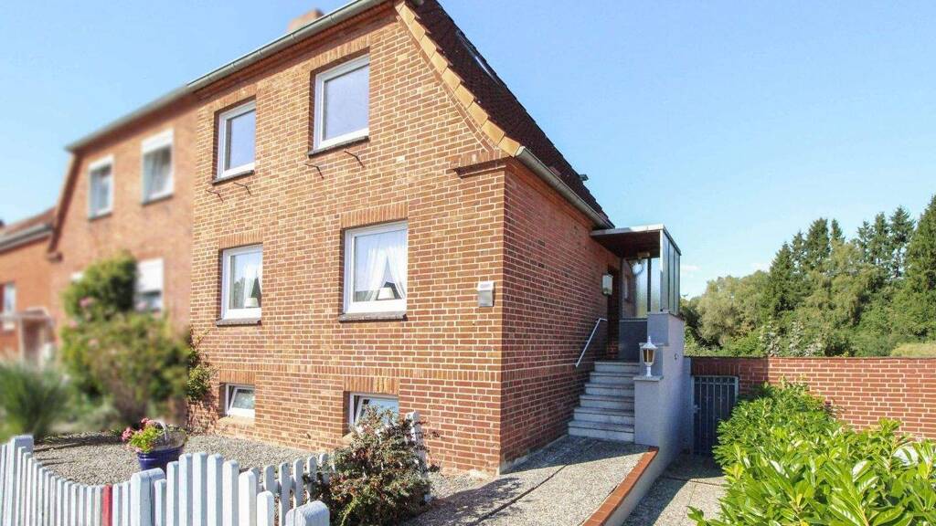 Doppelhaushälfte zum Kauf 189.000 € 5 Zimmer 111,1 m² 1.450,1 m² Grundstück Moisling Lübeck 23560