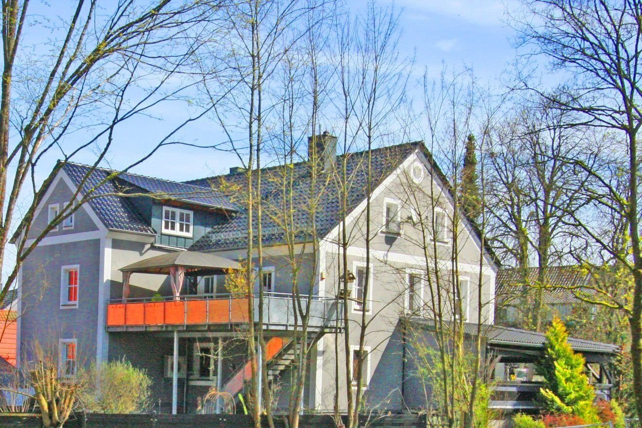 Mehrfamilienhaus zum Kauf 499.000 € 8 Zimmer 437 m²<br/>Wohnfläche 865 m²<br/>Grundstück Bahnhofstraße 3 Neukirchen Neukirchen bei Sulzbach-Rosenberg 92259