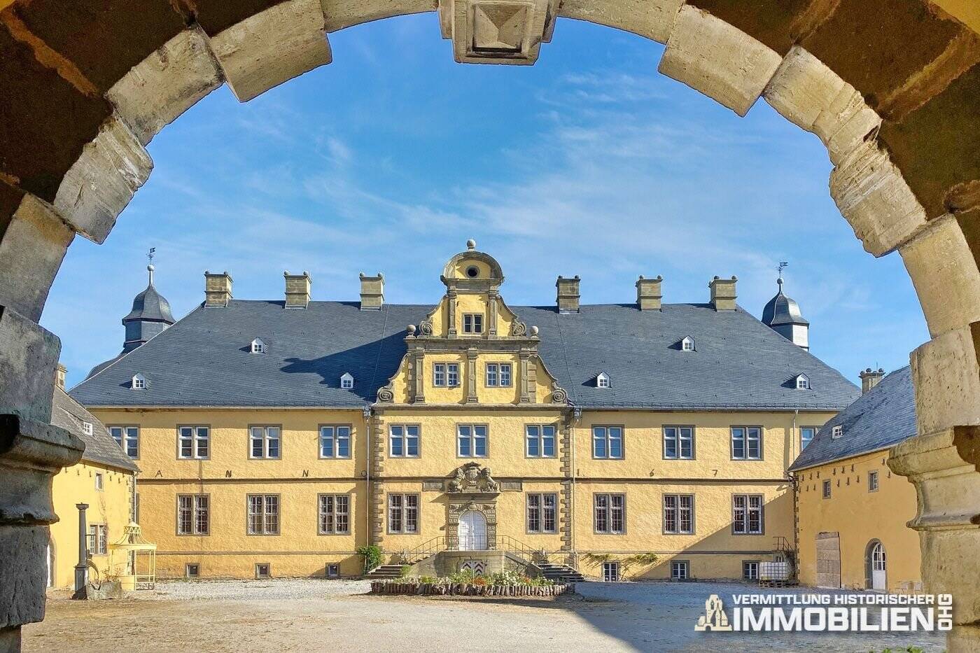 Schloss zum Kauf 2.800.000 € 77 Zimmer 2.530 m²<br/>Wohnfläche 32.056 m²<br/>Grundstück Eringerfeld Geseke 59590