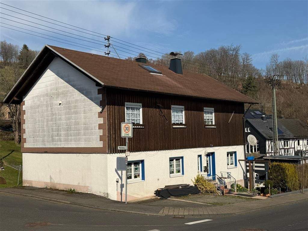 Immobilie in Burbach - Burbach OT! Großzügiges Wohnhaus in gutem Zustand, 3 Garagen, plus kleiner Halle! - Bild 1