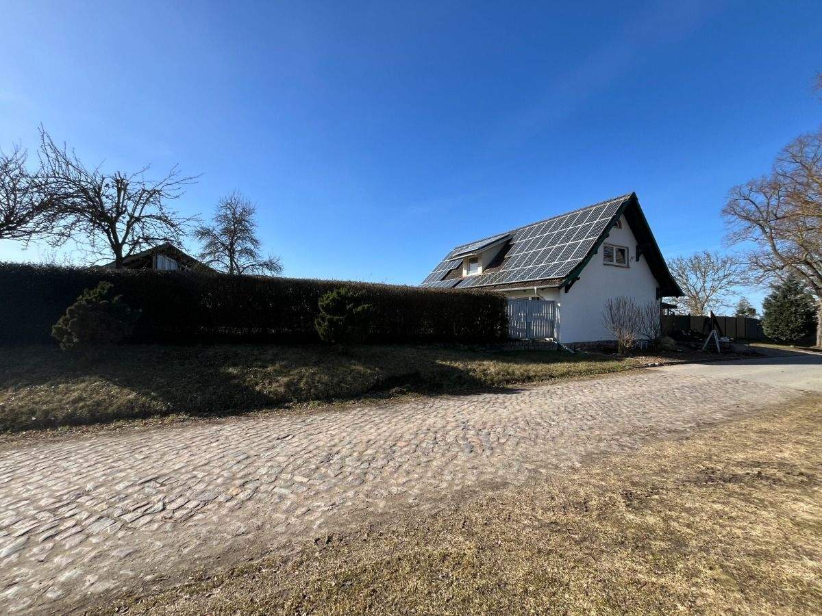 Immobilie in Lindenberg im Allgäu - Einzellage: Einfamilienhaus - Nebengebäude - Solaranlage mit 30 KWp und hoher Einspeisevergütung.... - Bild 0