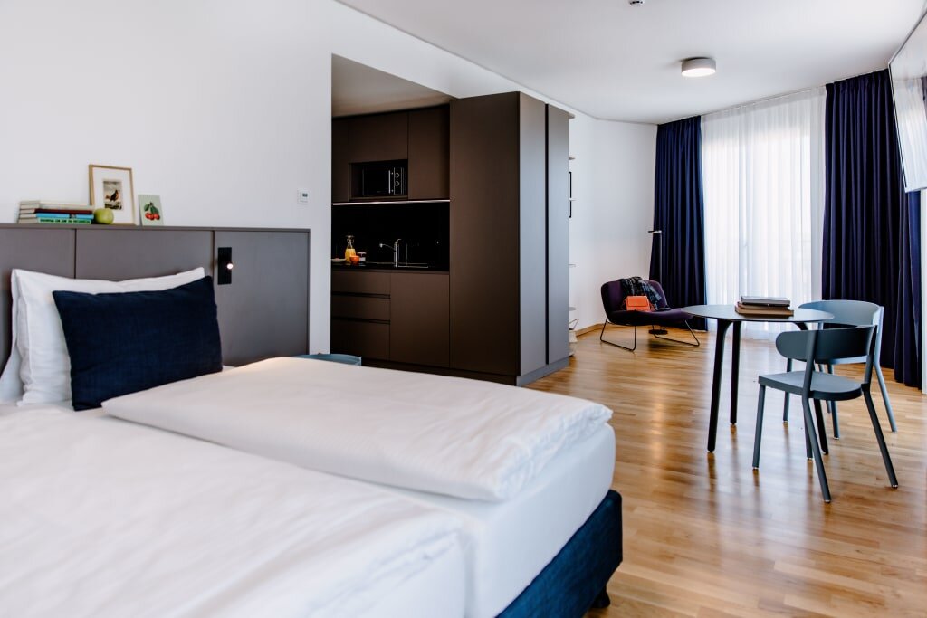 Wohnung zur Miete Wohnen auf Zeit 3.420 € 1 Zimmer 37 m²<br/>Wohnfläche 03.11.2024<br/>Verfügbarkeit Margarete-Steiff-Straße Moosach-Bahnhof München 80997