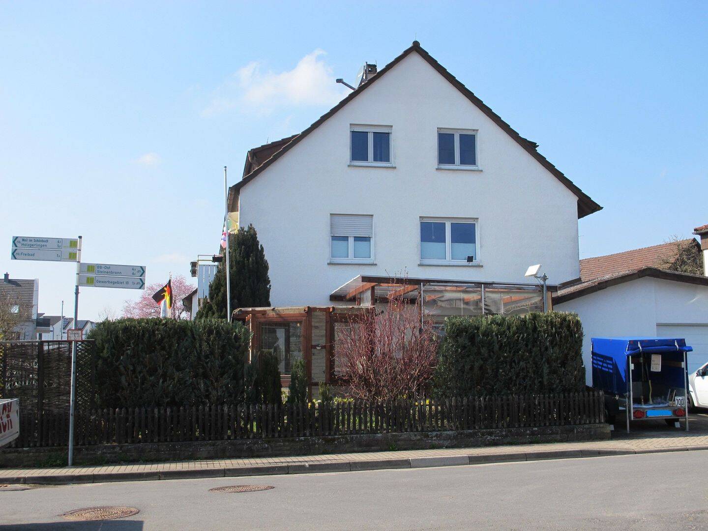 Immobilie in Schönaich - Gepflegtes 3-Familien-Wohnhaus mit Doppelgarage, Stellplatz, Fahrradraum, Garten in sonniger Lage - Bild 2