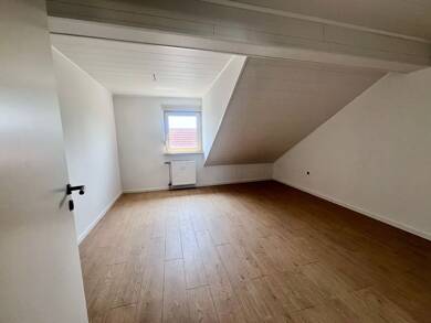 Wohnung zur Miete 800 € 2 Zimmer 58 m² Dachgeschoss, 3 Geschosse frei ab sofort Neulußheim 68809