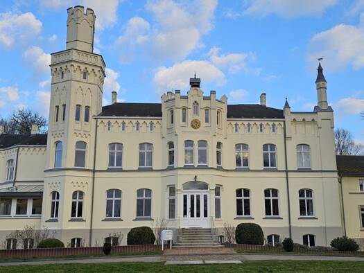 Wohnung zur Miete 743 € 2 Zimmer 112 m² 1. Geschoss frei ab 01.02.2026 Schlossplatz 12 Groß Kedingshagen Kramerhof 18445