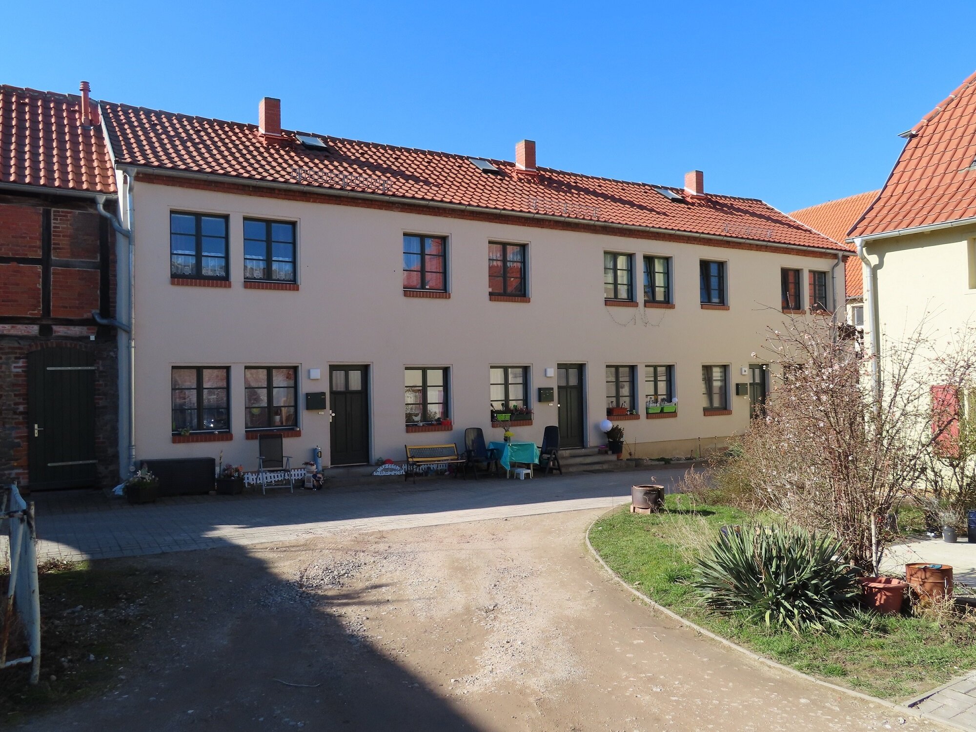 Mehrfamilienhaus zum Kauf 359.000 € 15 Zimmer 435 m²<br/>Wohnfläche 1.217 m²<br/>Grundstück Groß Ammensleben Niedere Börde 39326