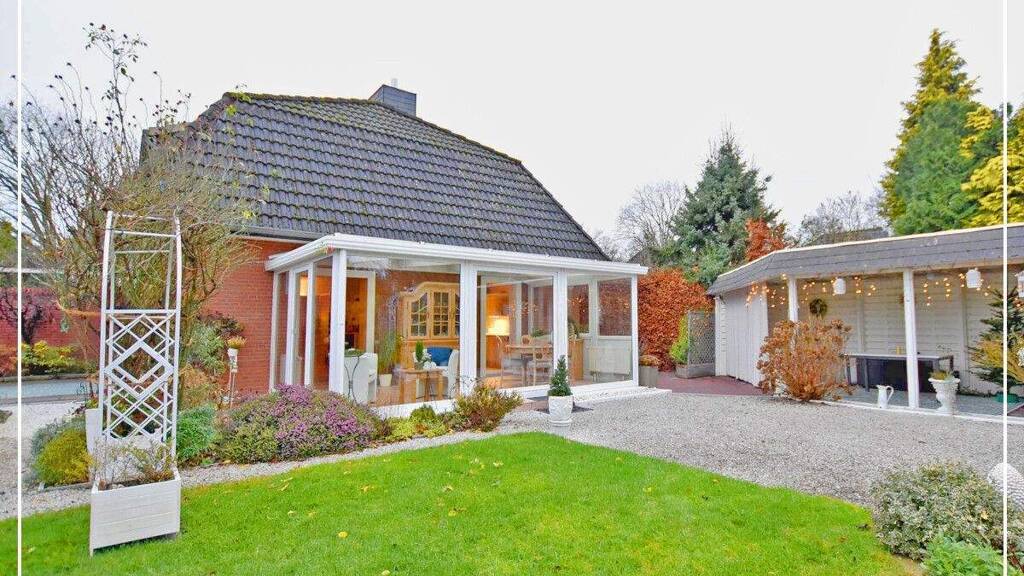 Lichtdurchfluteter 4-Zi.-Doppelhaustraum mit Wintergarten, Kamin, Sauna und Gartenidylle