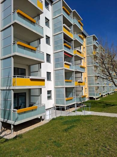 Wohnung zur Miete 566 € 2 Zimmer 66,6 m² frei ab sofort Rosa-Luxemburg-Straße 23 Pößneck,Stadt Pößneck 07381