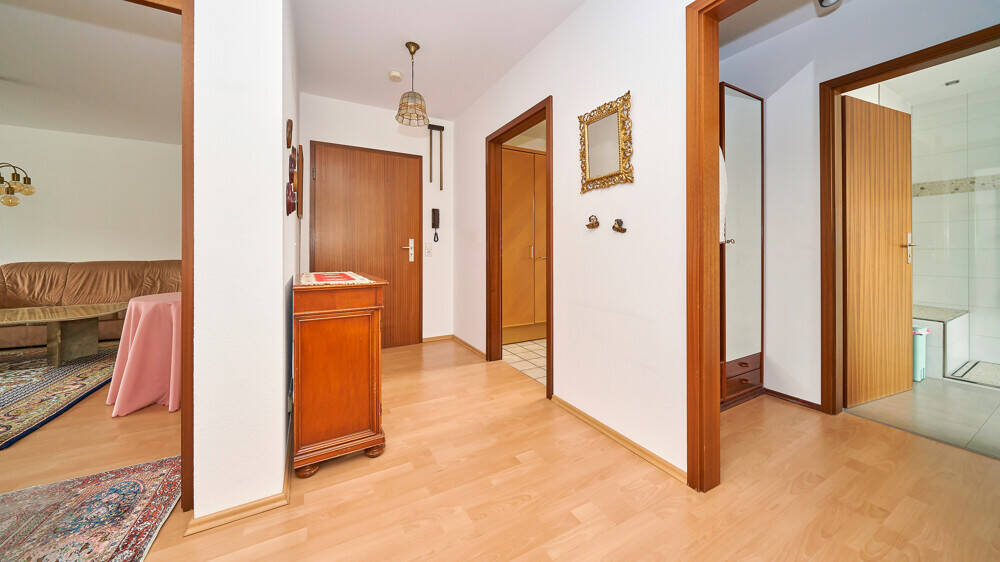 Immobilie in Freiberg am Neckar - Sonnendurchflutete 5 Zi Wohnung auf 2 Etagen mit 2 Balkonen und 2 Bädern! - Bild 0