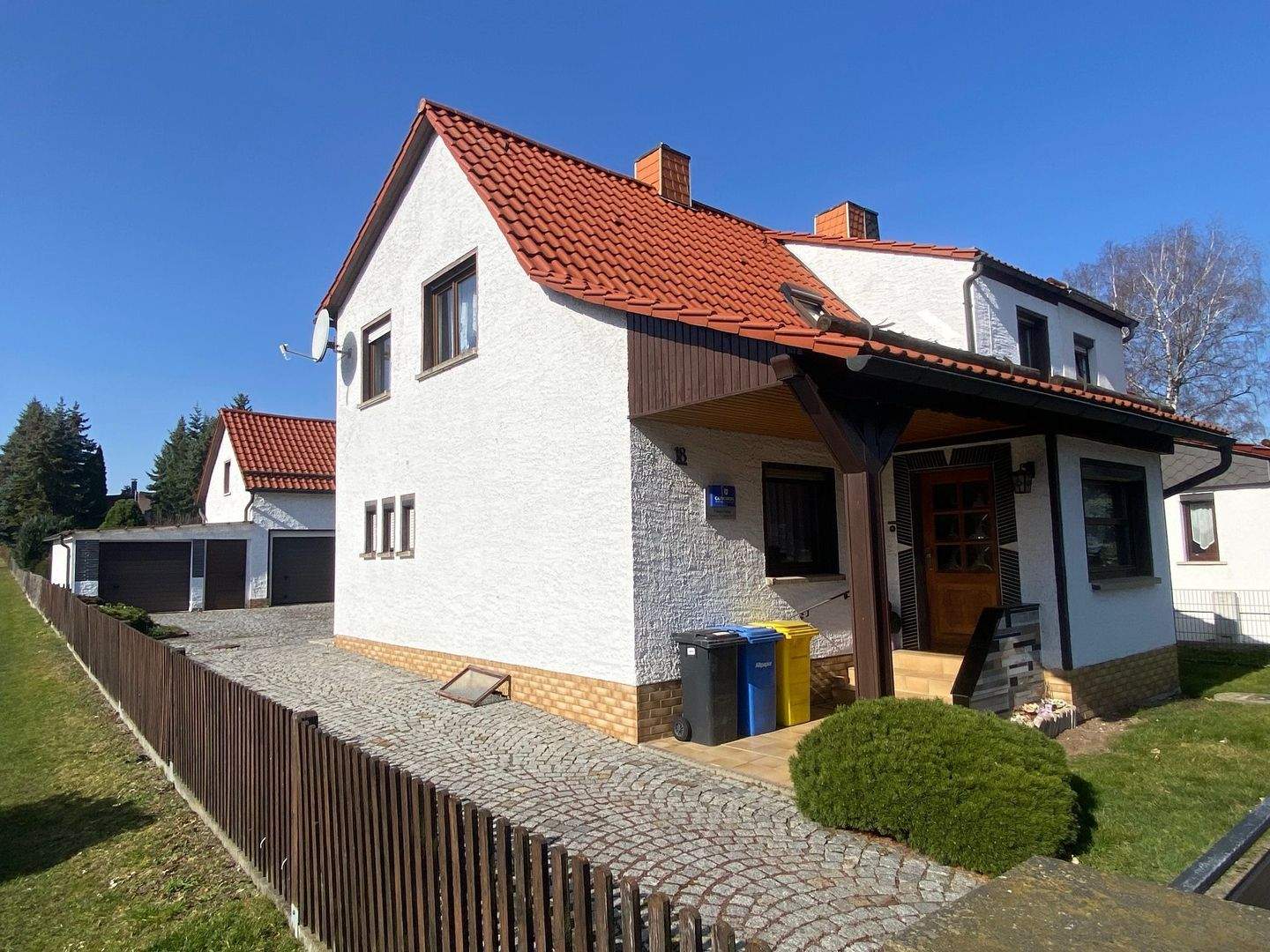 Immobilie in Hermsdorf - Schicke Doppelhaushälfte in Hermsdorf SHK auf großem Grundstück mit reichlich Nebengelass - Bild 2