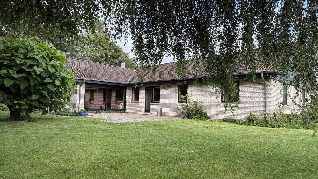 Einfamilienhaus zum Kauf provisionsfrei 420.000 € 6 Zimmer 202 m² 1.296 m² Grundstück Schleswig 24837