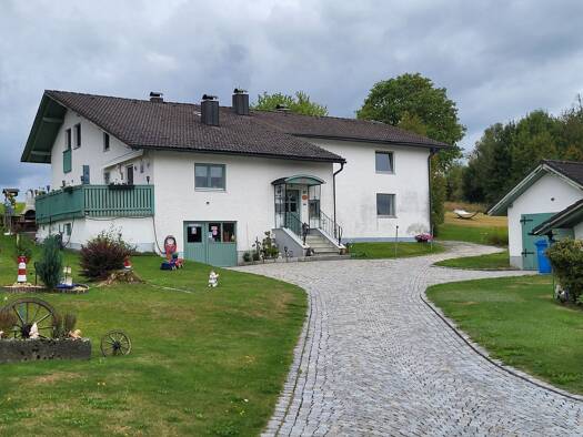 Haus zum Kauf 315.000 € 12 Zimmer 380 m² 2.400 m² Grundstück frei ab sofort Neureichenau Neureichenau 94089