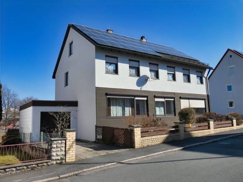 Immobilie in Auerbach in der Oberpfalz - Attraktives Zweifamilienhaus mit Garagen, Photovoltaik und soliden Mieteinnahmen - Bild 0