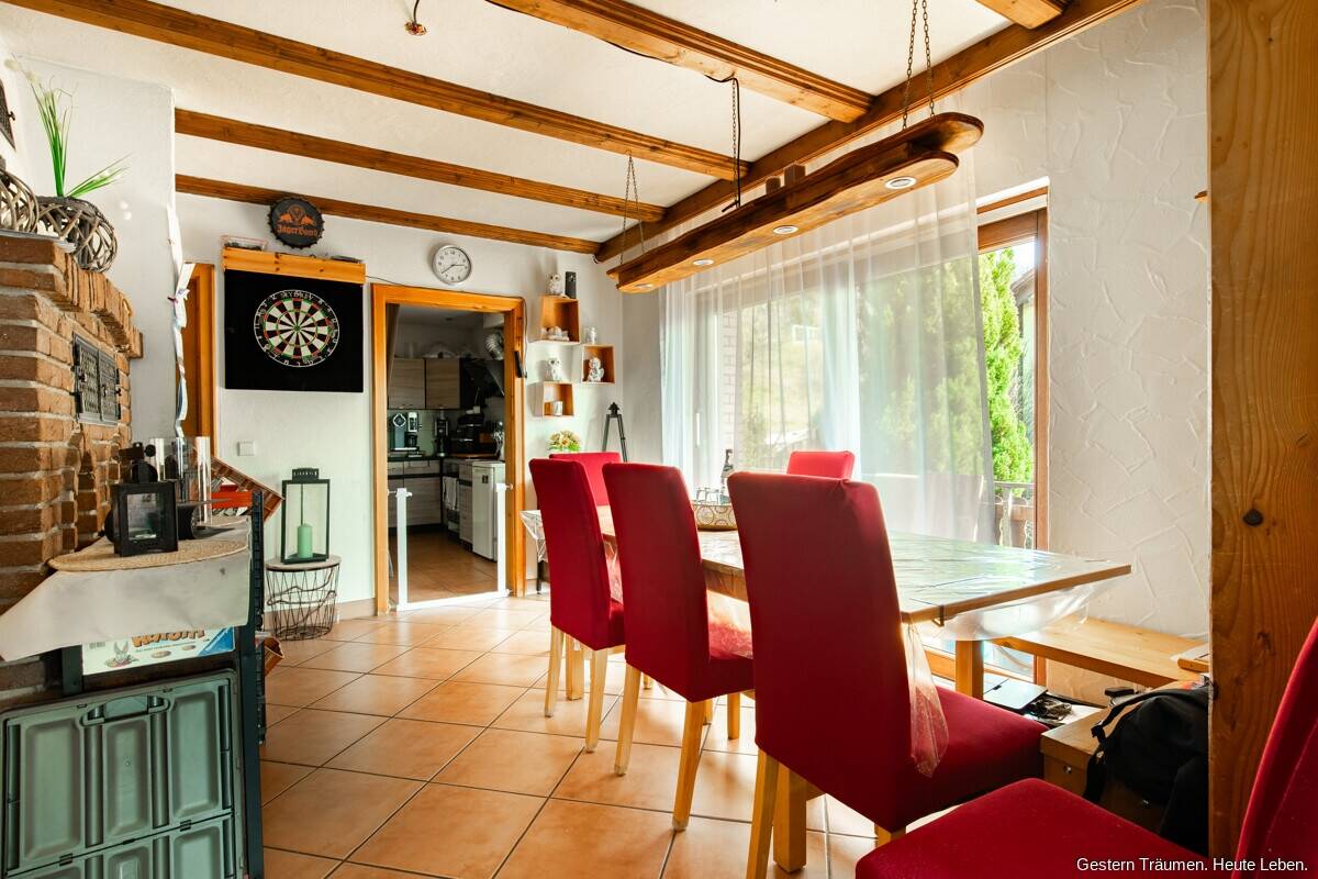 Immobilie in Titisee-Neustadt - Maisonette-Wohnung mit insgesamt 4 Zimmern, 2 Balkonen und 1 große Terrasse in Neustadt zu verkaufen - Bild 2