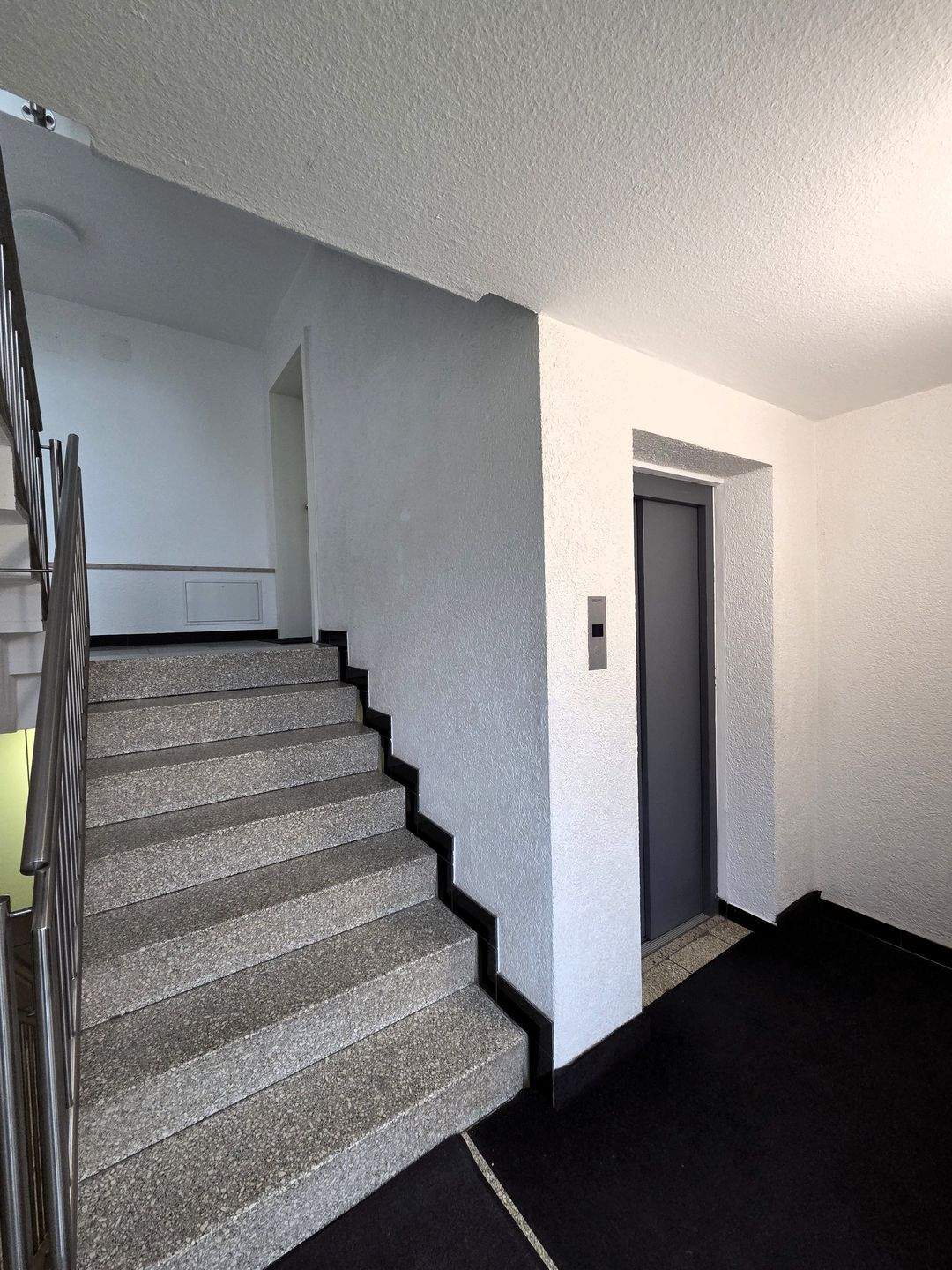 Immobilie in Feucht - Ho„Sichere Kapitalanlage": Hochwertige, gepflegte und offene 4 Zimmerwohnung in einem sehr gepflegten Mehrparteienhaus zu verkaufen - Bild 2