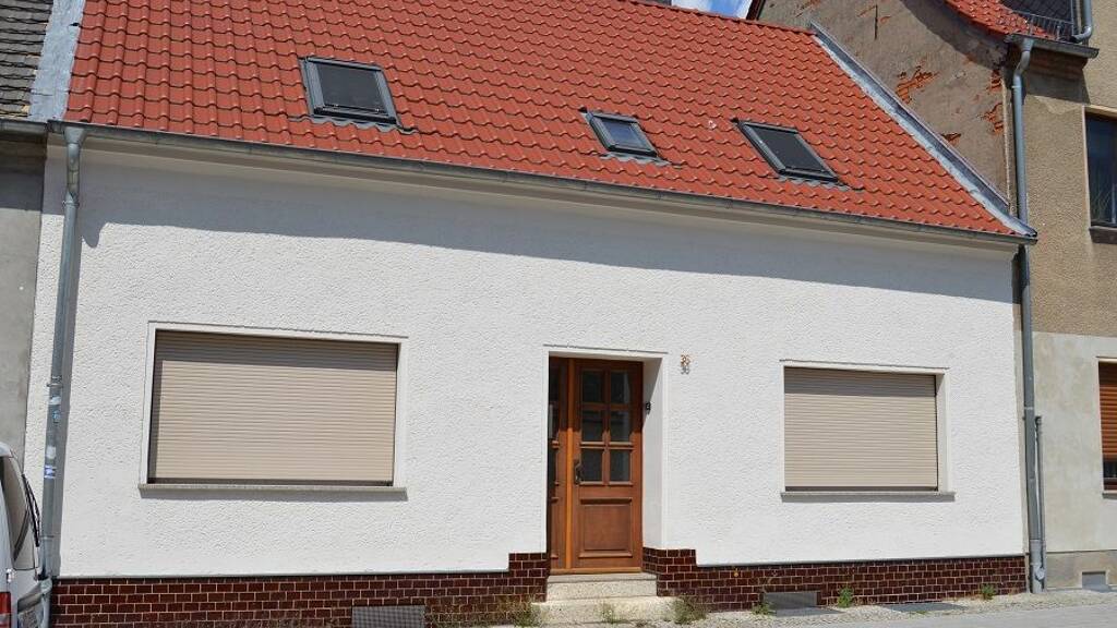 Reihenmittelhaus zum Kauf 79.000 € 6 Zimmer 110 m² 516 m² Grundstück frei ab sofort Lange Str. 36 Coswig Coswig (Anhalt) 06869