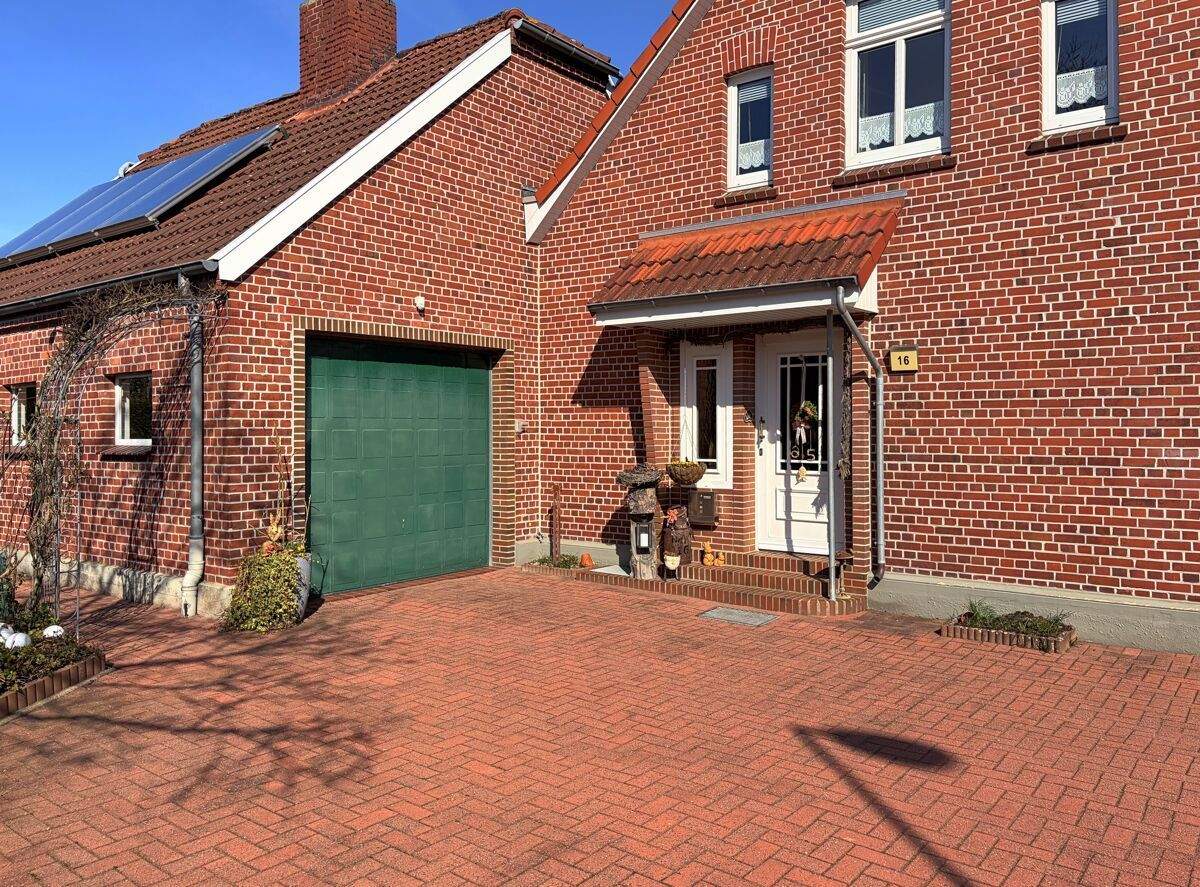 Immobilie in Friedeburg - Charmantes Zweifamilienhaus mit vermieteter Wohneinheit und vielseitigen Nebengebäuden in Reepsholt - Bild 2