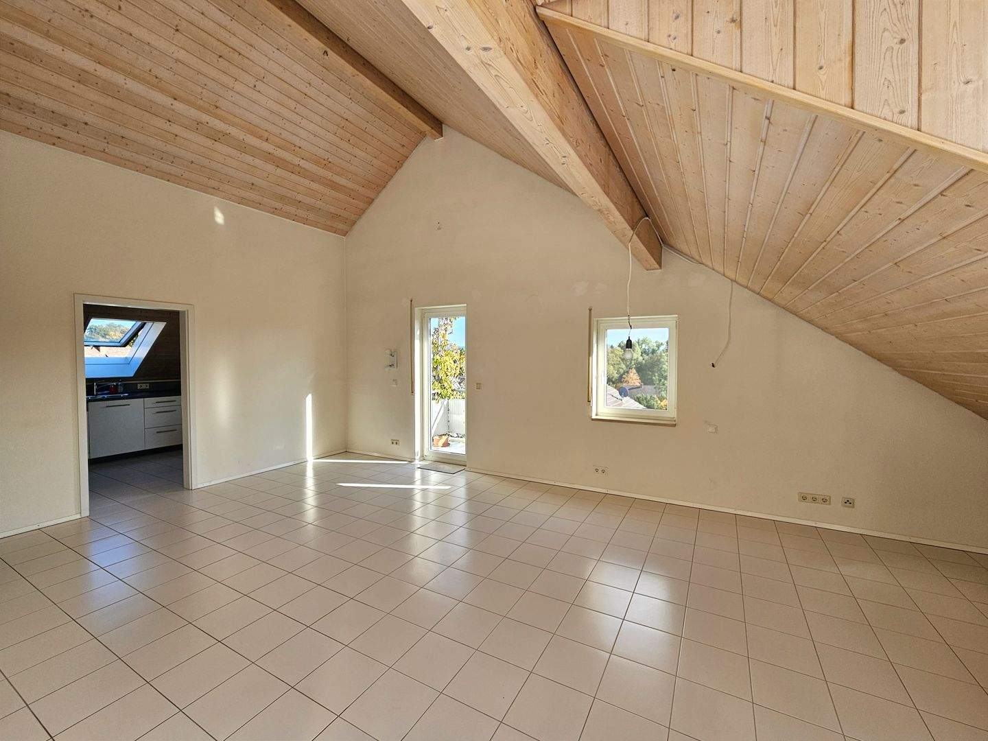 Immobilie in Gottmadingen - Provisionsfrei: Helle 4-Zimmer Dachgeschosswohnung mit 3 Balkonen + 2 Tiefgaragenplätzen - Bild 2