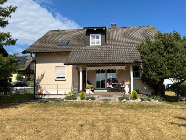 Wohnung zum Kauf 115.000 € 3 Zimmer 65 m² Dachgeschoss, 1. Geschoss frei ab sofort Lindenstr. 64 G Weidhausen Föritz 96524