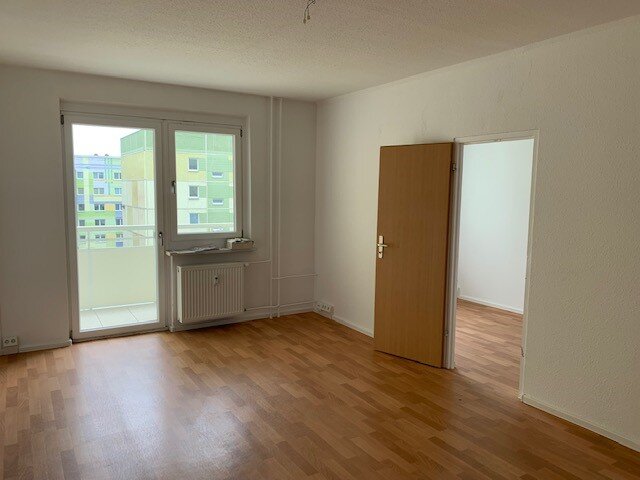 Wohnung zur Miete 397 € 3 Zimmer 69,4 m²<br/>Wohnfläche 4.<br/>Geschoss 15.02.2025<br/>Verfügbarkeit Heilbronner Str. 13 Grünau - Mitte Leipzig 04209