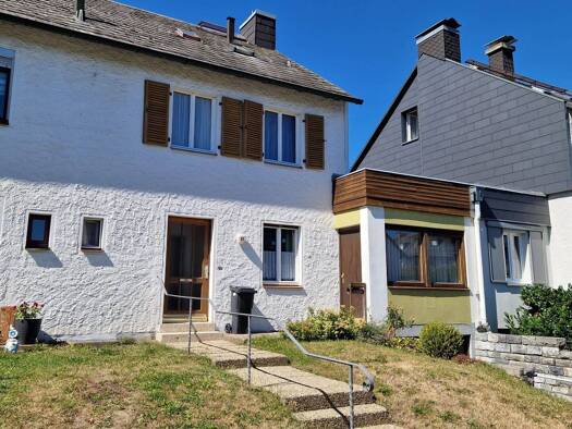 Reihenhaus zum Kauf provisionsfrei 129.000 € 7 Zimmer 133 m² 607 m² Grundstück frei ab sofort Uhlandweg 11 Selb Selb 95100