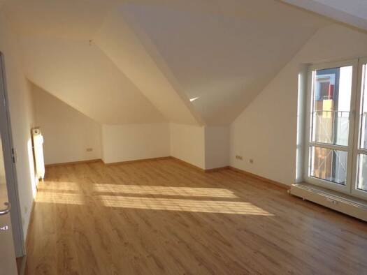 Wohnung zur Miete 530 € 2 Zimmer 64,5 m² frei ab sofort Hauptstraße 15 Coswig 01640