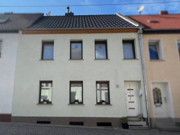 Reihenmittelhaus zum Kauf 149.900 € 5 Zimmer 110 m² 146 m² Grundstück Nienburg Nienburg (Saale) 06429