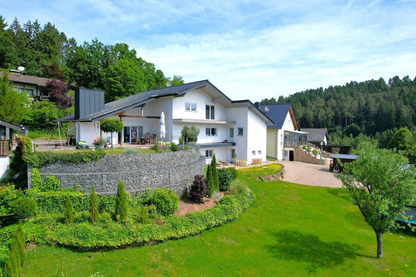 Immobilie in Gerolstein - Wunderschön gelegenes, geräumiges Landhaus mit Terrasse, Balkon, Einliegerwohnung, Garage und einmaligem Ausblick in Gerolstein-Müllenborn - Bild 3
