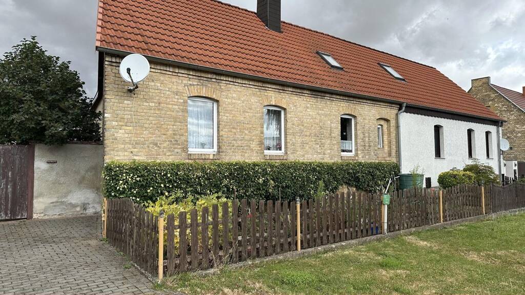 Doppelhaushälfte zum Kauf 85.000 € 4 Zimmer 90 m² 839 m² Grundstück frei ab sofort Klobikau Bad Lauchstädt 06246