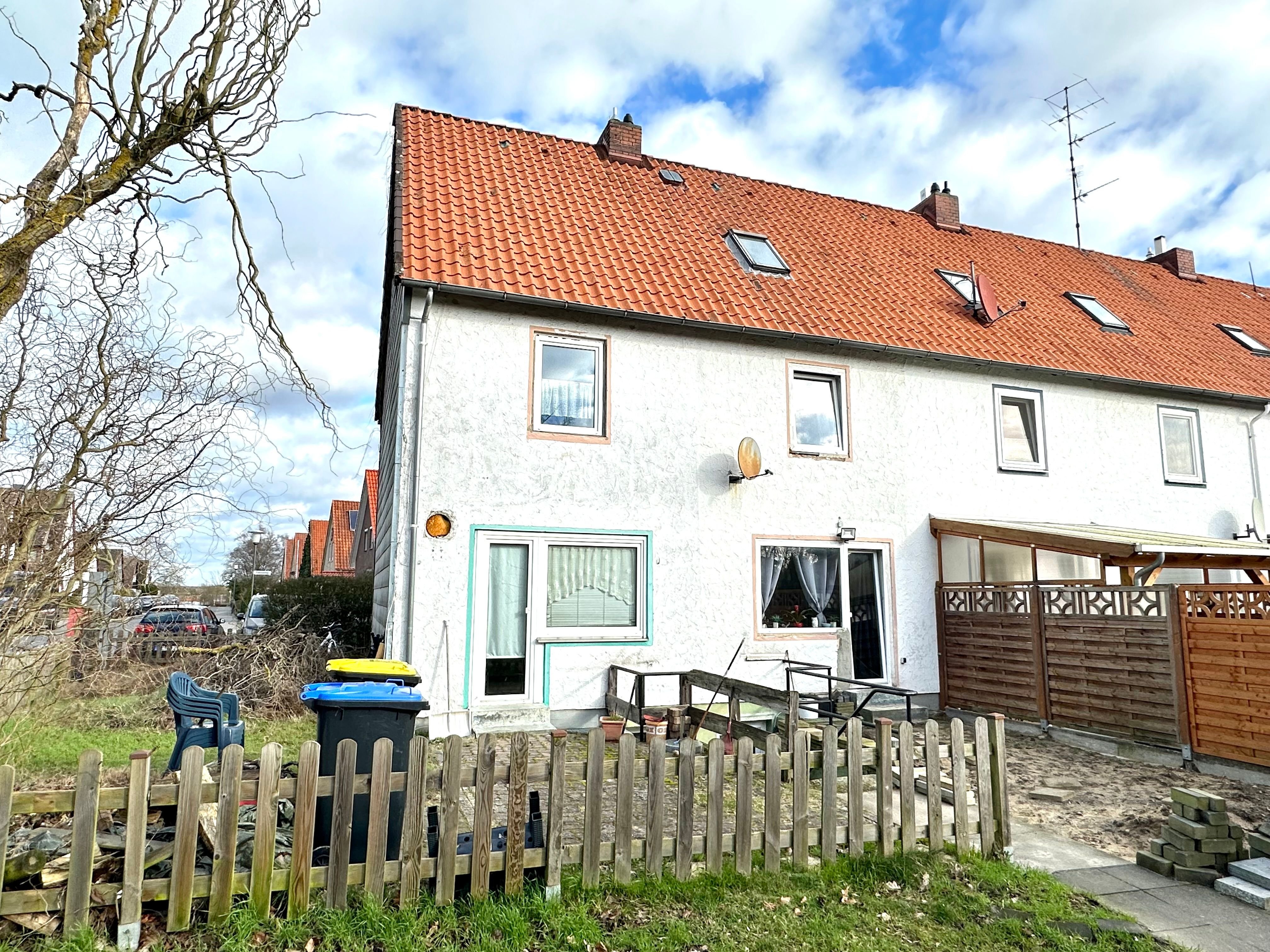 Reihenmittelhaus zum Kauf 110.000 € 3 Zimmer 68 m²<br/>Wohnfläche 137 m²<br/>Grundstück Uelzen Uelzen 29525