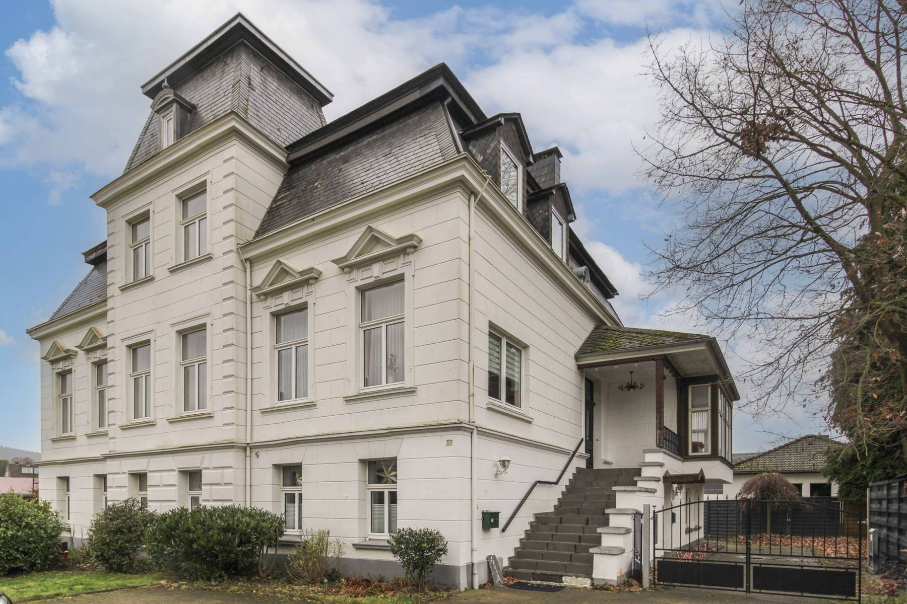 Mehrfamilienhaus zum Kauf als Kapitalanlage geeignet 499.000 € 12 Zimmer 548 m²<br/>Wohnfläche 1.800,2 m²<br/>Grundstück Kernstadt Holzminden 37603