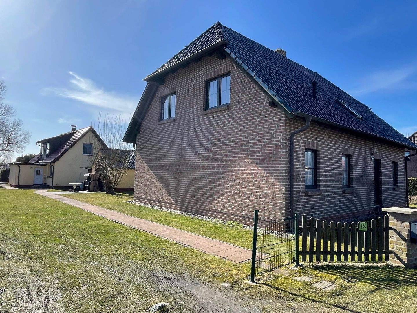 Immobilie in Altenkirchen - Wohnen mit Perspektive:Zwei Häuser, ein Grundstück-flexible Nutzungsmöglichkeiten inkl. - Bild 3