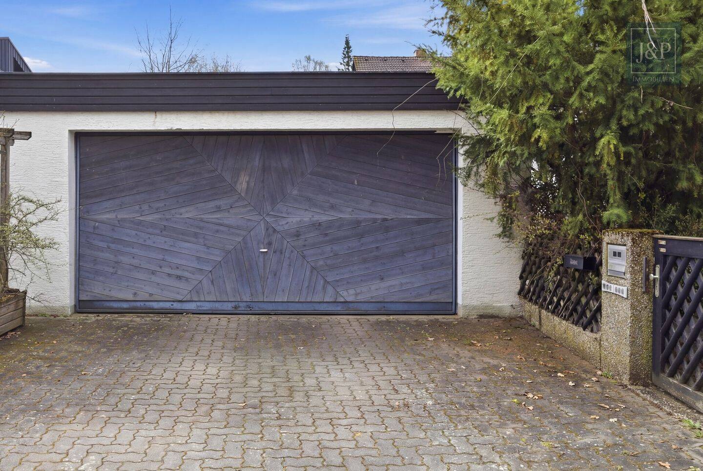 Immobilie in Oberreichenbach - Zeitlose Eleganz der 70er: weitläufiger Bungalow mit Windergarten-Oase und offenem Kamin - Bild 4