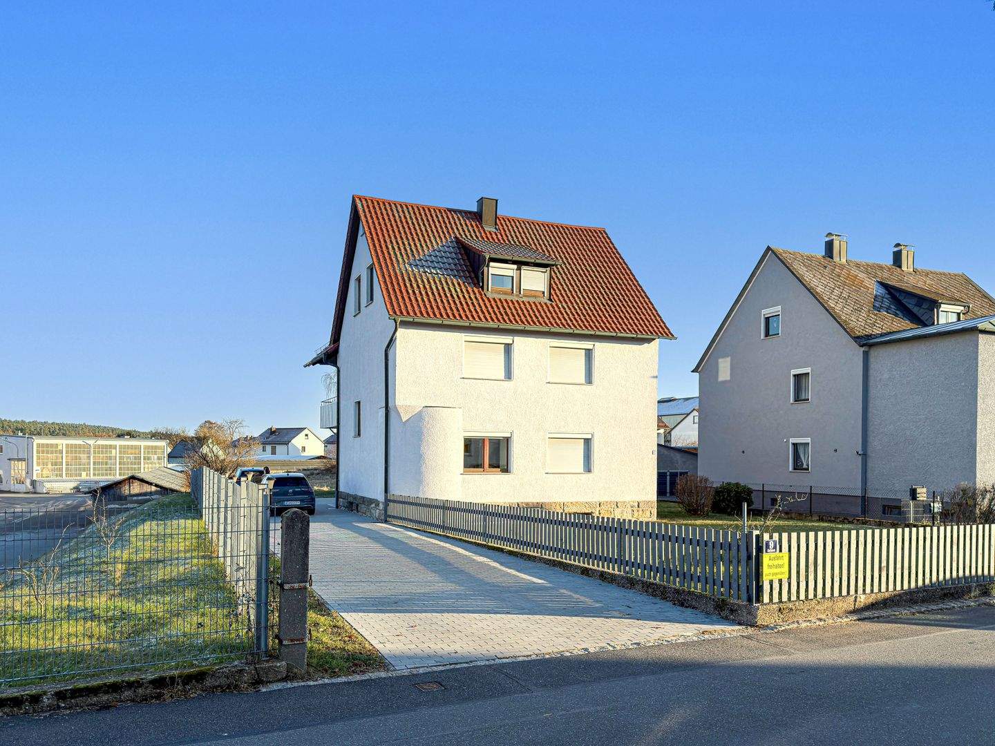 Immobilie in Grafenwöhr - 6 % Rendite! Hochwertig renoviertes Dreifamilienhaus mit Carport und großem Grundstück - Bild 1