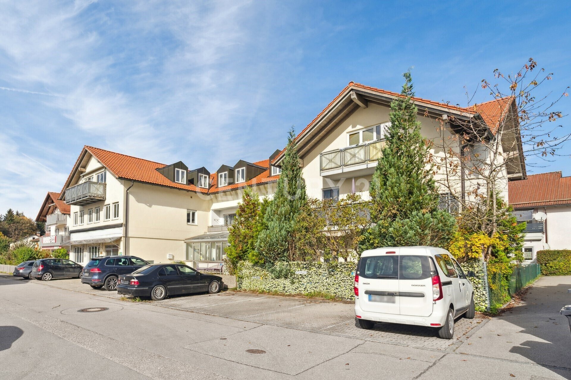 Wohn- und Geschäftshaus zum Kauf als Kapitalanlage geeignet 2.650.000 € 20 Zimmer 1.382 m²<br/>Fläche 926 m²<br/>Grundstück Nunhausen Traunreut 83301