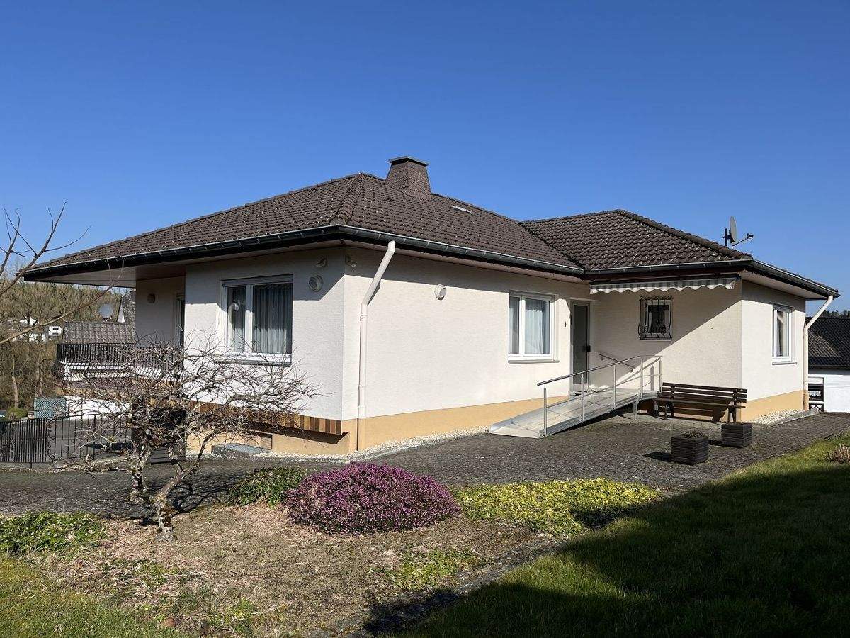 Immobilie in Gerolstein - Einfamilienhaus mit Einliegerwohnung und großem Grundstück in ruhiger Lage von Gerolstein-Lissingen - Bild 1