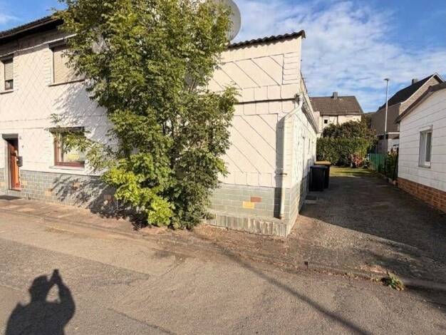 Doppelhaushälfte zum Kauf 95.000 € 5 Zimmer 85 m² 250 m² Grundstück Sechshelden Haiger 35708