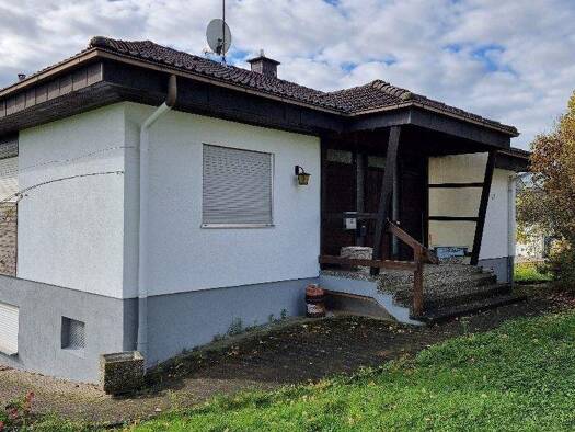 Einfamilienhaus zum Kauf 409.000 € 5 Zimmer 96 m² 930 m² Grundstück Erzingen Klettgau 79771