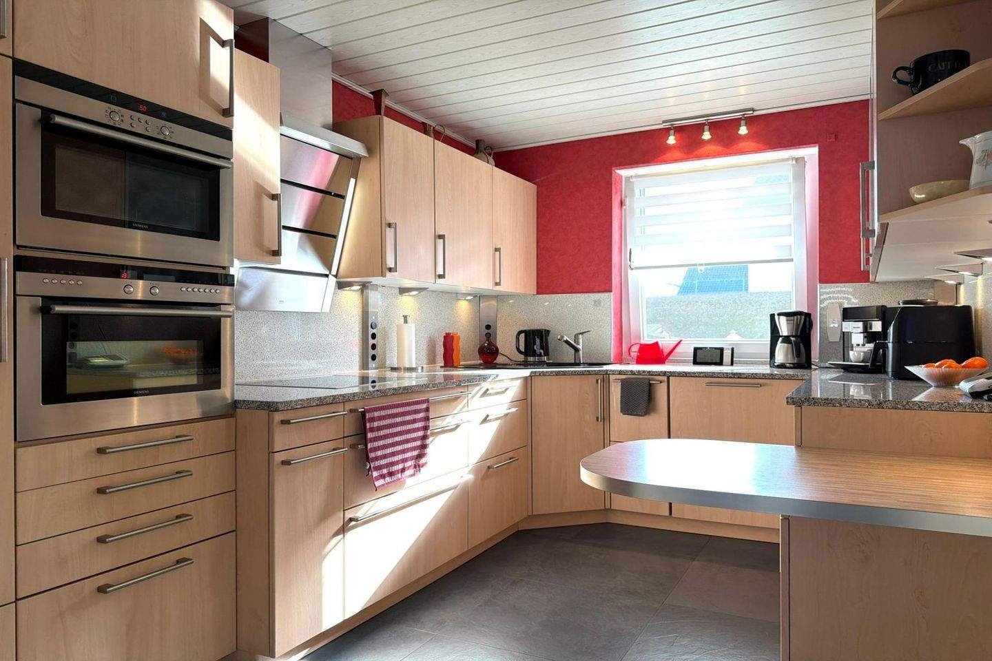 Immobilie in Ried - Exklusives 9-Zi. Familiendomizil in hervorragendem Zustand mit Garten, Garage & Balkon in TOP Lage - Bild 3