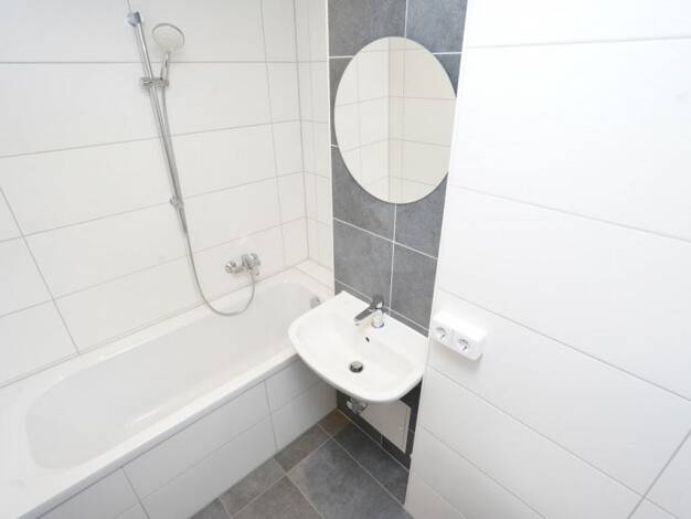 Wohnung zur Miete 265 € 2 Zimmer 45,4 m² 1. Geschoss Carl-von-Ossietzky-Straße 192 Gablenz Gablenz 09127