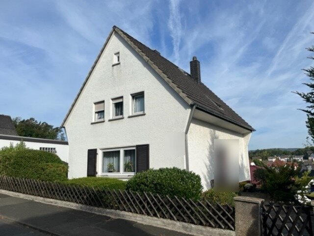 Einfamilienhaus zum Kauf 315.000 € 6 Zimmer 98 m²<br/>Wohnfläche 440 m²<br/>Grundstück 01.03.2025<br/>Verfügbarkeit Dillenburg Dillenburg 35683