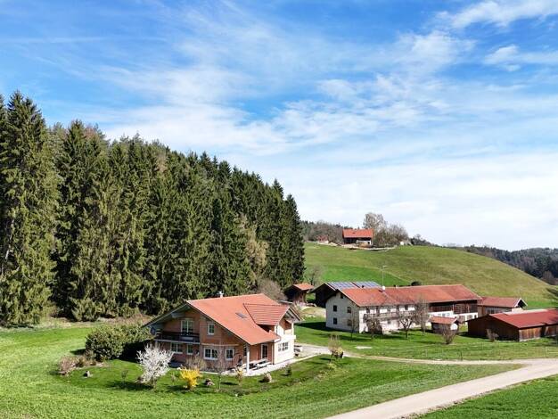 Haus zum Kauf 1.950.000 € 17 Zimmer 430 m² 40.294 m² Grundstück Schlott Marktl 84533