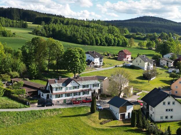 Doppelhaushälfte zum Kauf 145.000 € 5 Zimmer 140 m² 474 m² Grundstück frei ab sofort Bobengrün Bad Steben 95138