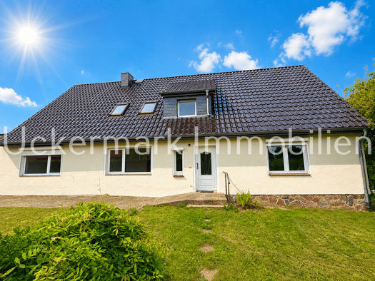 Einfamilienhaus zum Kauf 319.000 € 8 Zimmer 220 m² 2.182 m² Grundstück frei ab sofort Strelitzer Straße 7 Bredenfelde Woldegk 17348