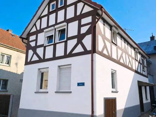 Einfamilienhaus zur Miete 1.300 € 4 Zimmer 106 m² 246 m² Grundstück frei ab sofort Marburger Straße 1 Krumbach Biebertal 35444