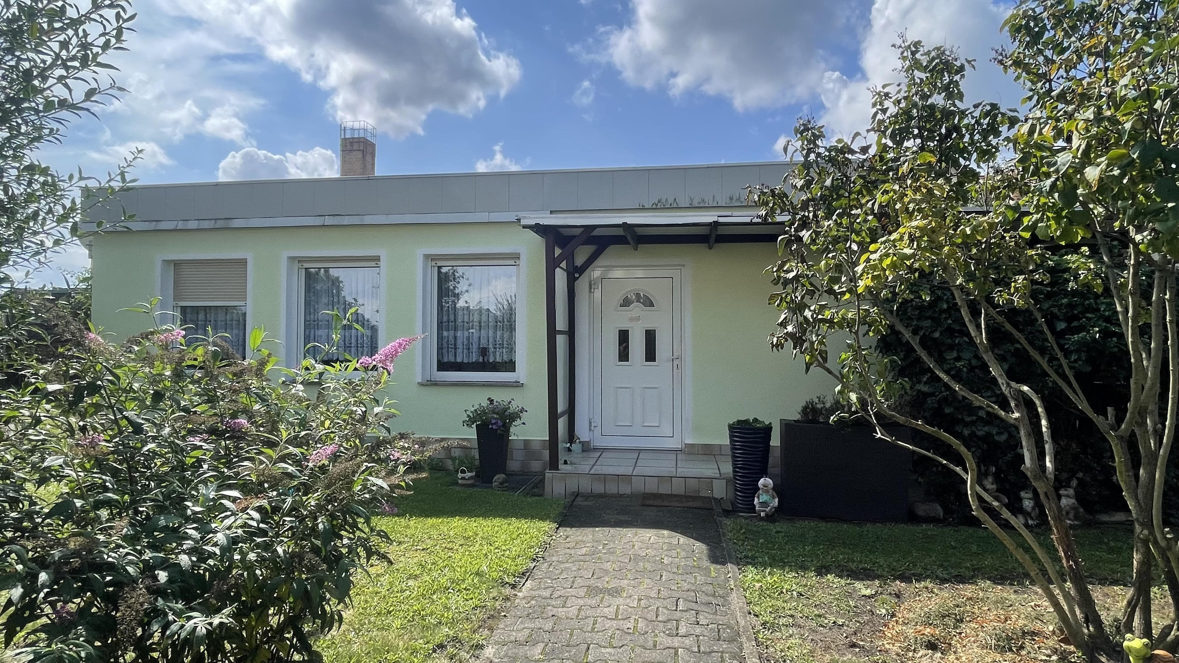 Bungalow zum Kauf 80.000 € 2 Zimmer 76 m²<br/>Wohnfläche 440 m²<br/>Grundstück Senftenberger Vorstadt Hoyerswerda 02977